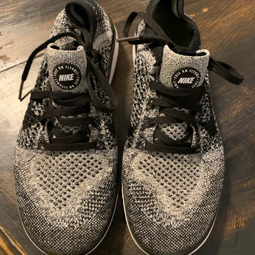 Nike Flyknit Free Runs